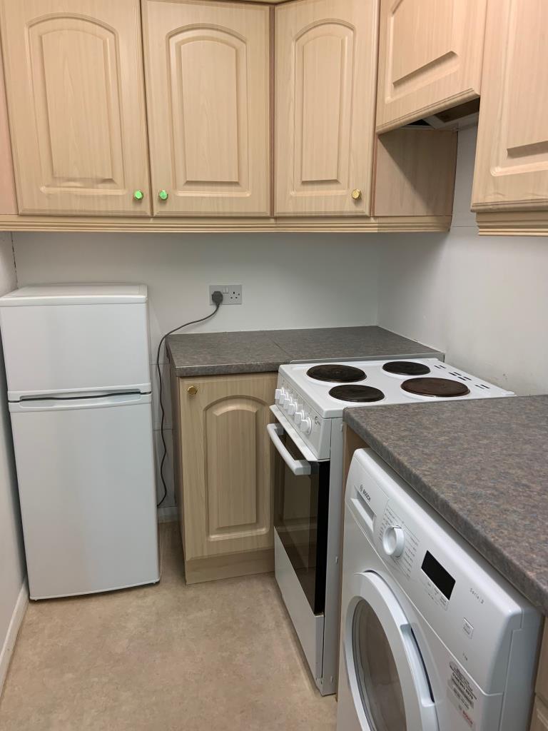 Lot: 82 - VACANT FLAT WITH PARKING IN TOWN CENTRE - front kitchen with fitted units and worktops